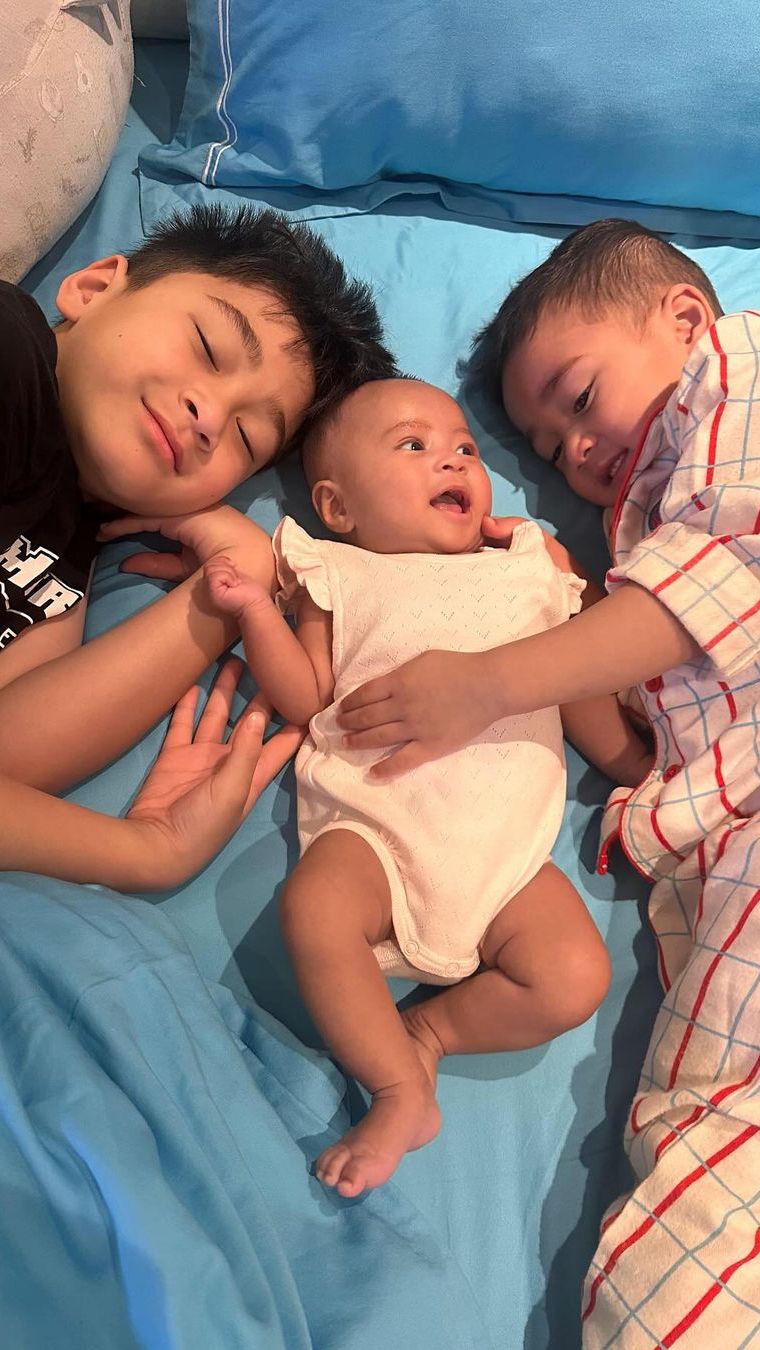 Netizen pun melemparkan pujian hingga menyebut Lily memiliki wajah yang mirip dengan Rafathar dan Rayanza.