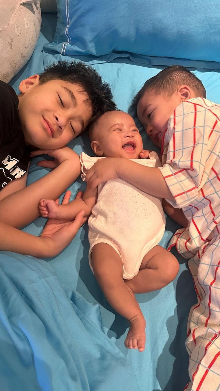 Rafathar dan Rayana pun tampak begitu menyayangi Baby Lily.