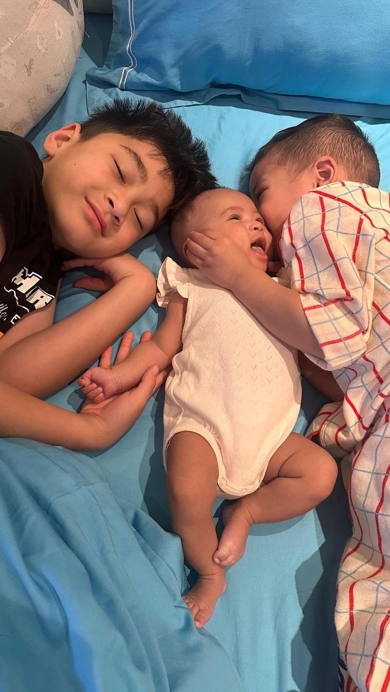Bahkan, Rayanza tak segan mencium adik kecilnya itu. Gemas ya!