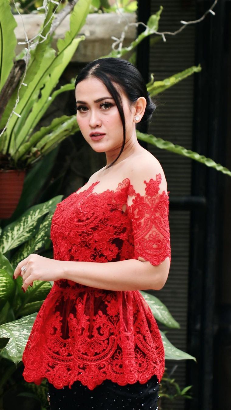 Ia pun masih aktif sebagai penyanyi. Tak jarang ia mengunggah momen ketika sedang nyanyi di panggung.