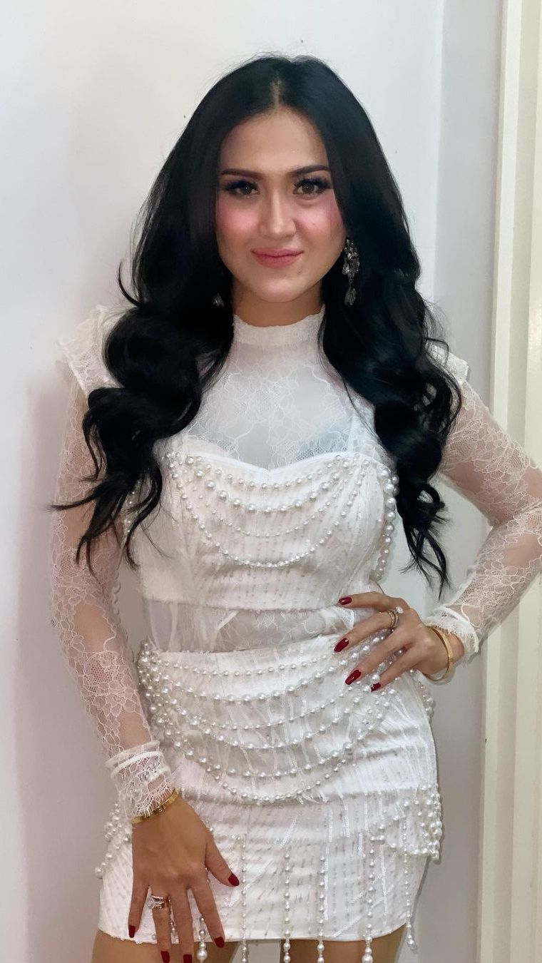 Untuk urusan asmara, sepertinya Meggy sedikit tertutup untuk hal ini.