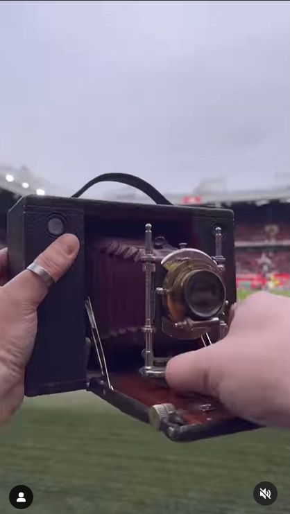 Motret Stadion Old Trafford Pakai Kamera Usia 127 Tahun, Hasilnya di Luar Dugaan