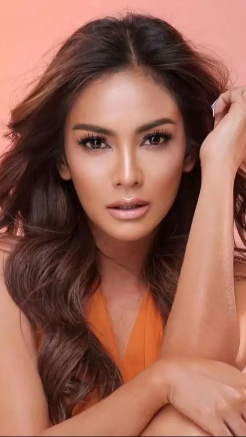 Pesona kecantikannya mampu menyaingi artis muda.