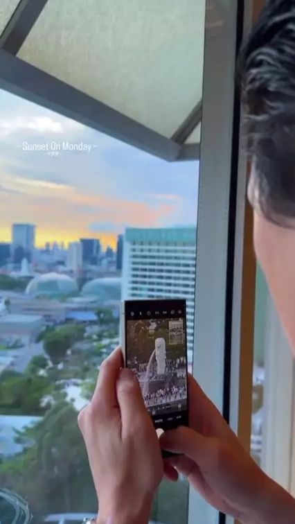 Bahkan, view dari kamar Syahrini langsung taman Merlion, air mancur singa yang ikonik di Singapura.