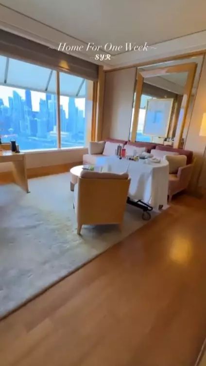Nah, itulah mewahnya hotel yang menjadi tempat tinggal Syahrini di Singapura.
