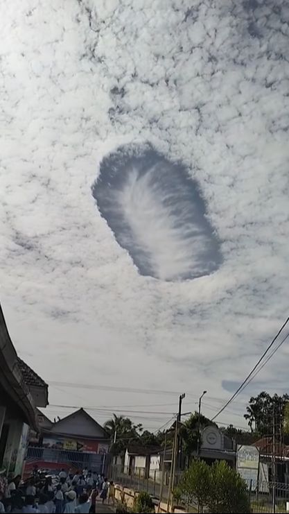 Viral Fenomena Awan Berlubang di Langit Jember, Pertanda Apa?