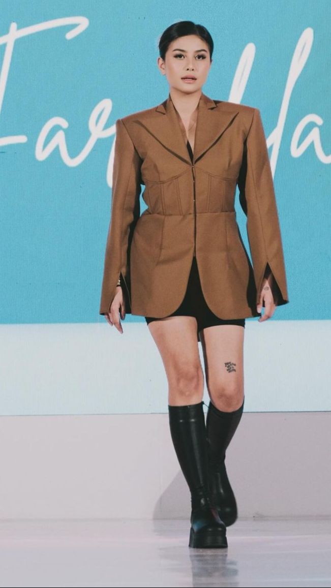 Begitupula dengan Awkarin, Ia tampak elegan dengan jas dan celana pendeknya.