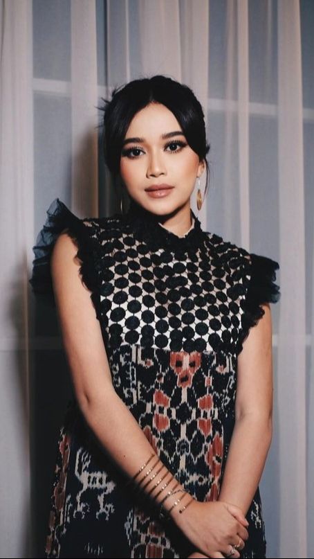 Jodie memiliki karakter girly dengan ajah dan penampilan yang imut.