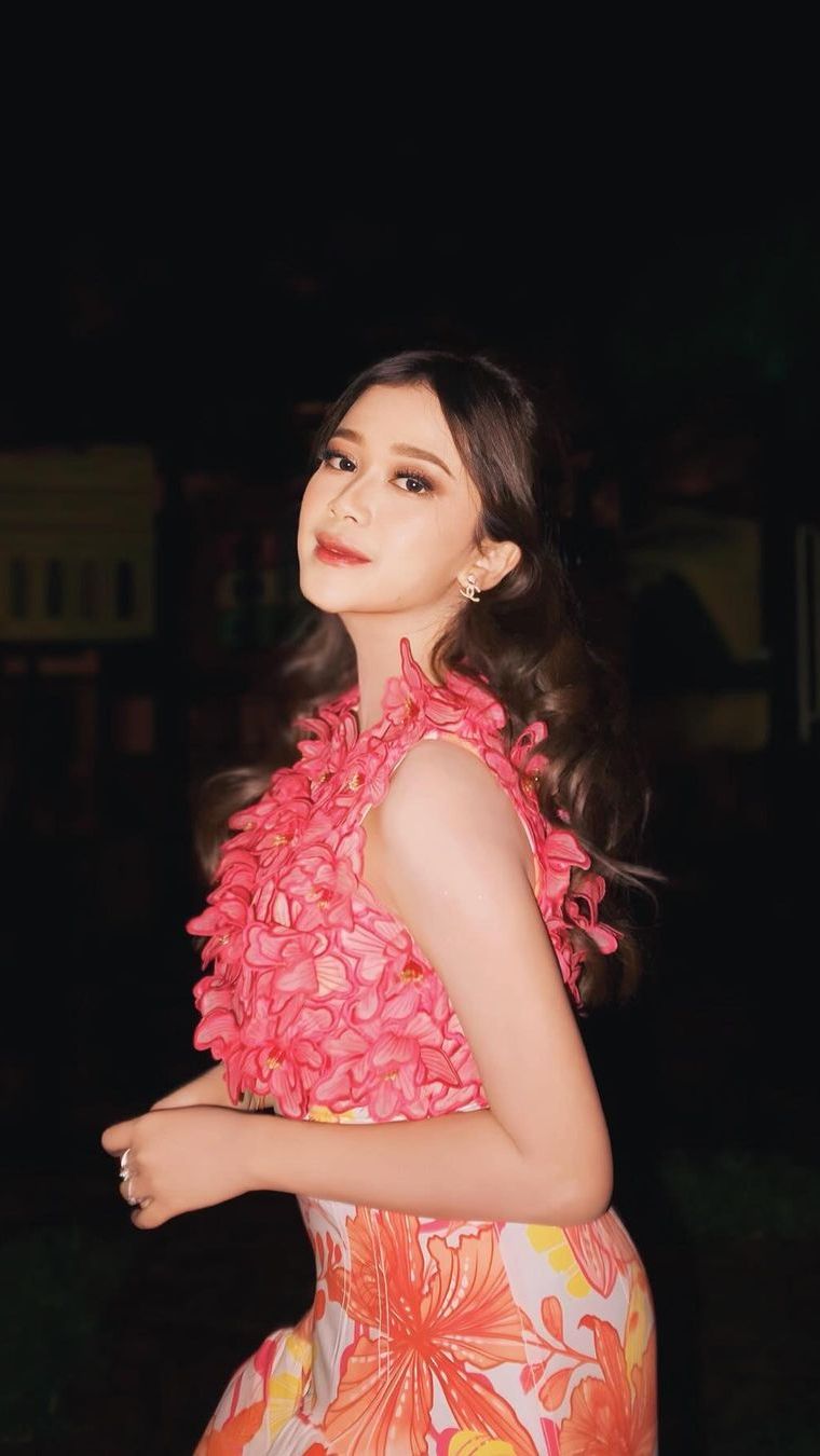 Dengan baju pink bulu-bulu ini membuat Jodie tampak cantik bak barbie.