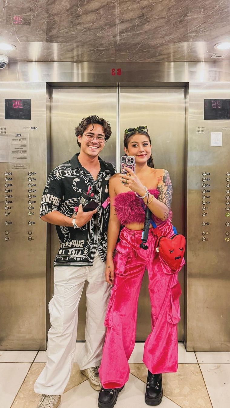Awkarin pun tampak begitu cantik dengan busana pink miliknya. Gemes banget!
