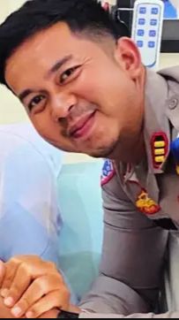 Diketahui Ega berprofesi sebagai polisi. Di tengah segala kesibukannya, Ega rajin merawat dan menjenguk ayahnya.