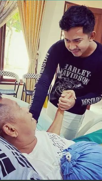 Kasih sayang yang mereka berikan untuk sang ayah sama-sama besarnya.