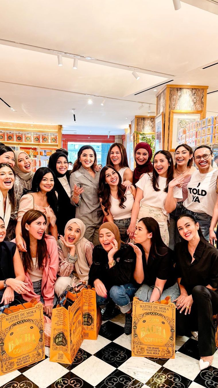 Anggota geng cendol baru saja mengadakan arisan di sebuah cafe mewah.