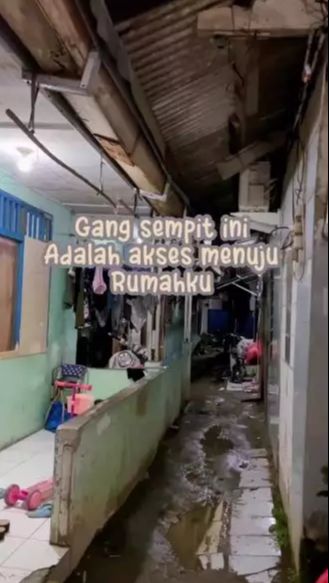 Beginilah akses untuk menuju ke rumah Rika. Rumah yang berlokasi di gang sempit ini diakui Rika sering sepi.
