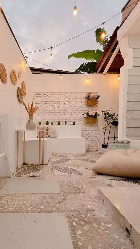 Teras dibuat serasa coffe shop yang estetik.