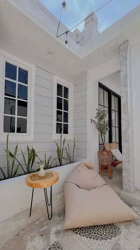 Terdapat tempat duduk dengan bantal kecil dan meja kecil yang cocok digunakan sebagai tempat bersantai mereka.