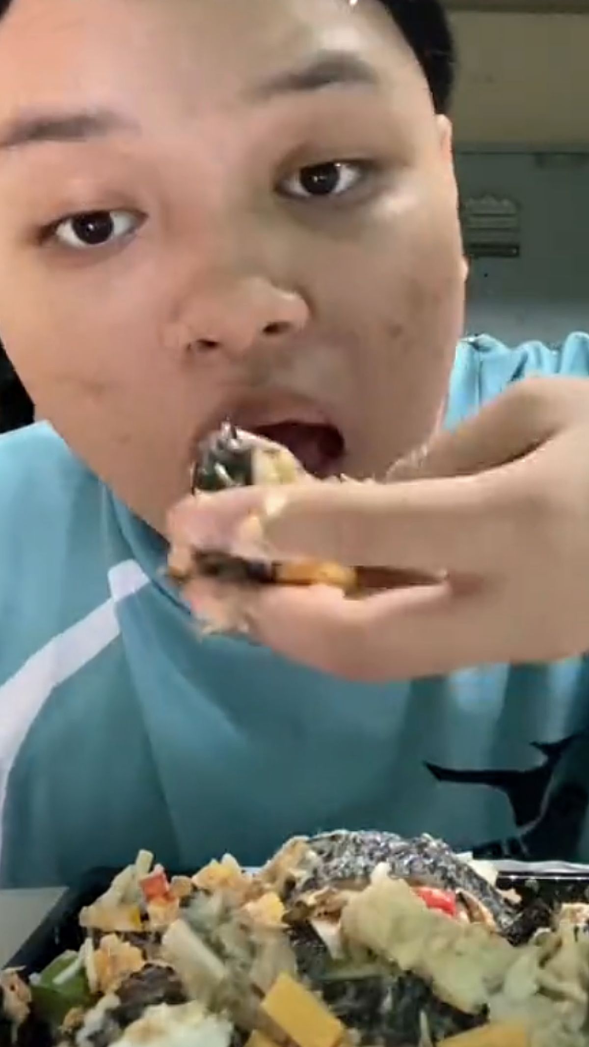 TikToker Makan Kimbap dengan Cara Berbeda, Warganet Beli Nasi Campur Aja Kalau Gitu