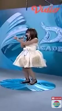 Dalam audisi tersebut, ia tampil cantik dengan makeup tipis, mengenakan dress warna krem dan wig.