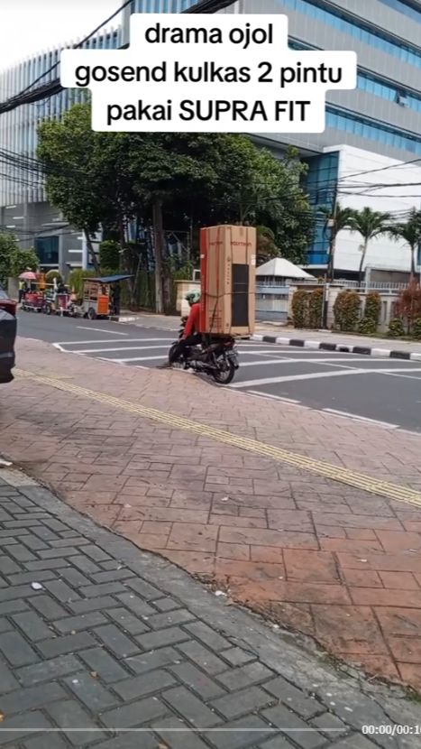Momen Kang Ojol Bawa Kulkas Dua Pintu Segede Gaban Pakai Motor, The Power of Supra Fit Getar