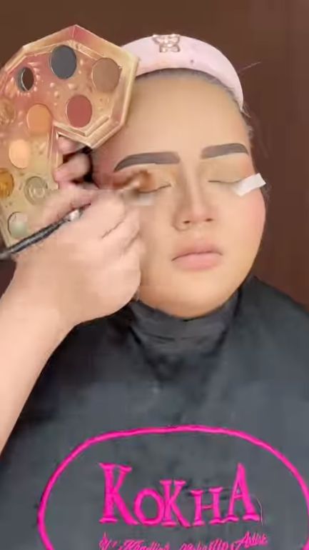 MUA Tiru Riasan Wajah Aurel di Wajah Model, Hasilnya Super Mirip!