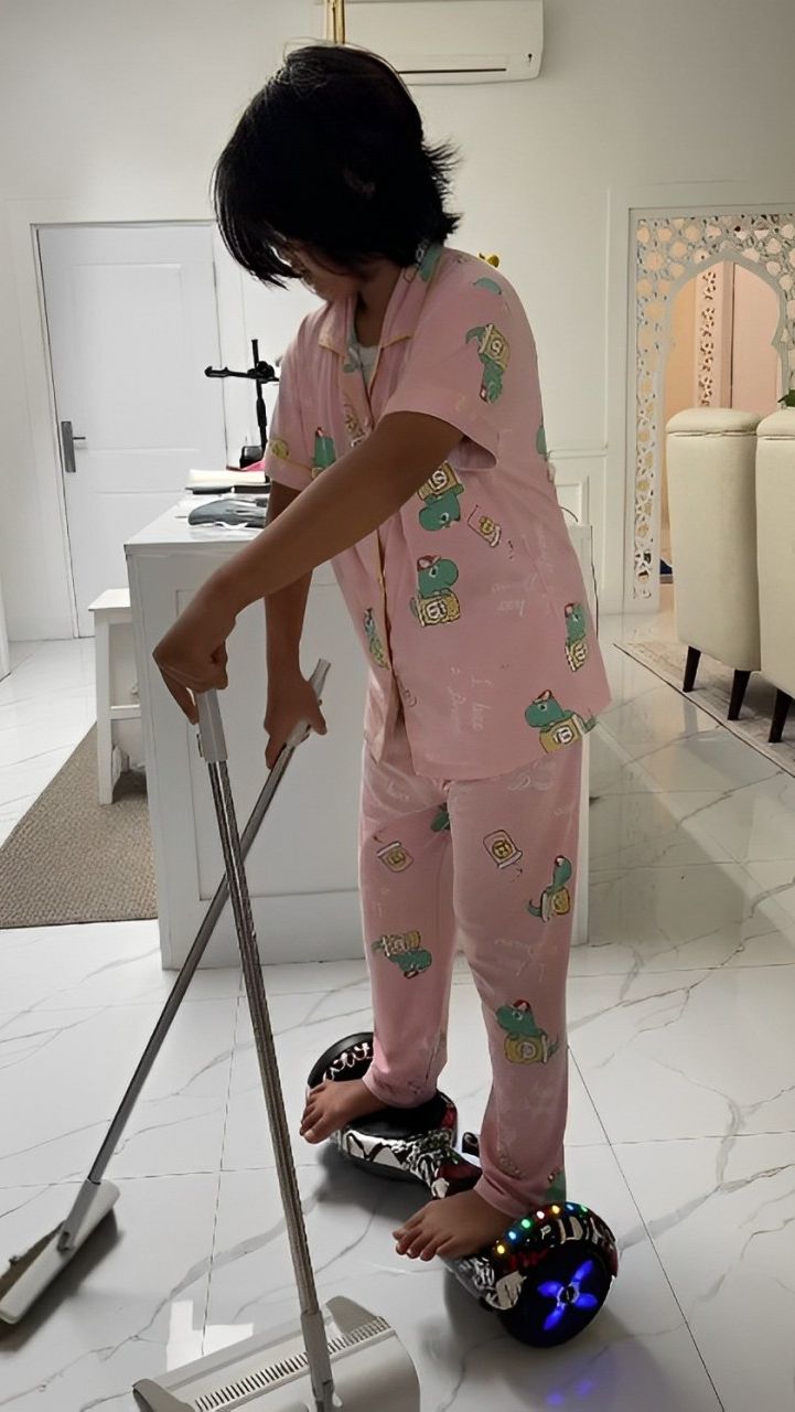 Kakak Adik Kompak Bereskan Rumah Pakai Hoverboard, Seru Abis!