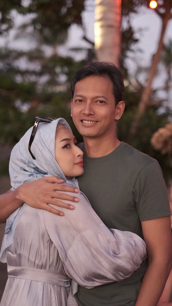 Nyatanya dalam kehidupan asli, Fedi Nuril dikenal sebagai sosok suami yang sangat setia.