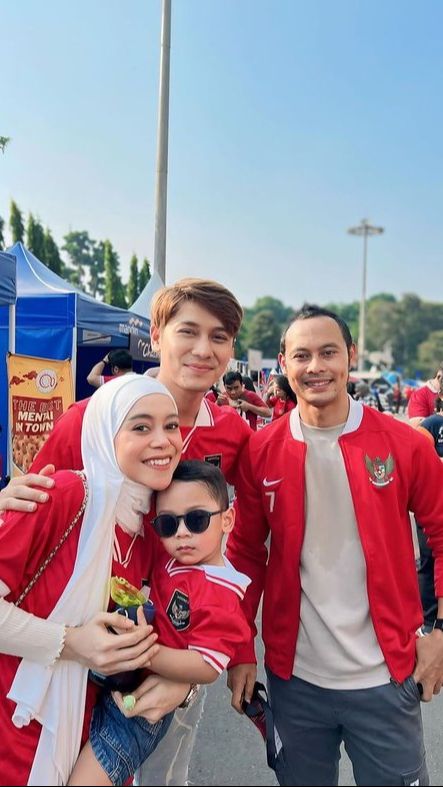 10 Gaya Artis Nonton TIMNAS di GBK, Pesona Anak Nia Ramadhani Disebut Saingi Rafathar