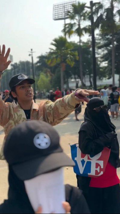 10 Potret Umi Pipik Nonton Menantu Tanding di GBK, Dikawal sama Abidzar