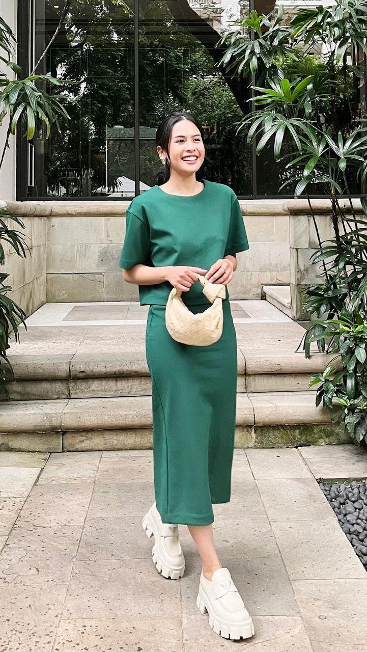 Maudy juga tak kalah mulitalenta, ia penyanyi berbakat Indonesia juga pemain film.