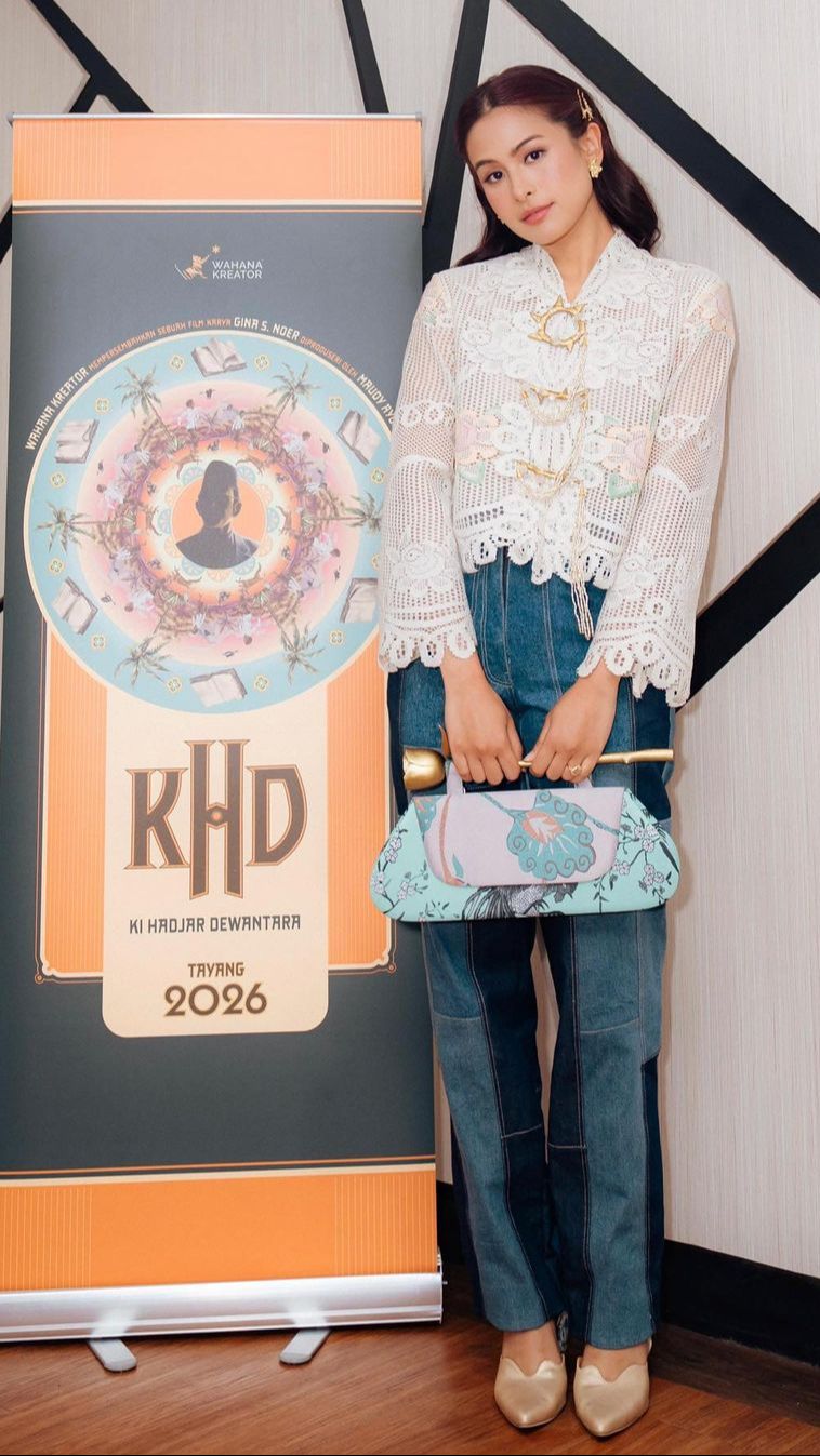 Tentu saja Maudy pun memiliki gaya yang kekinian dan stylish banget.