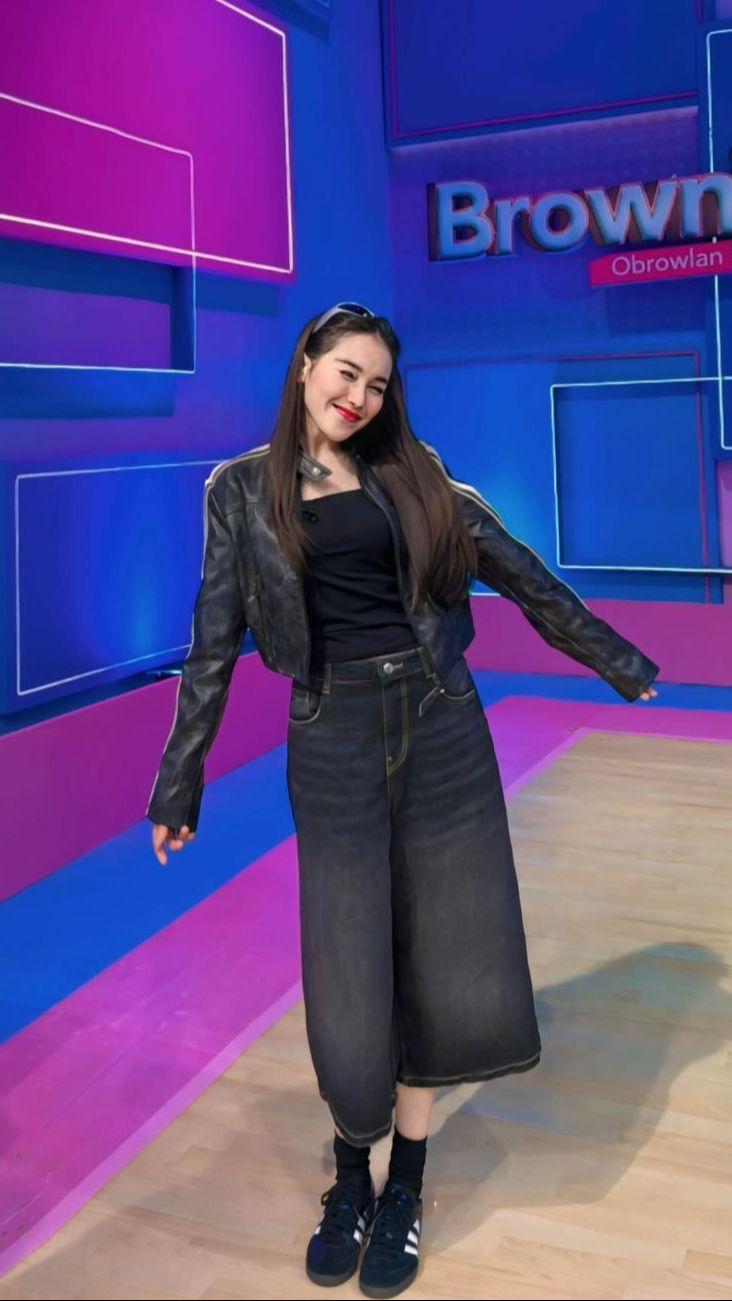 Ayu kerap disebut mirip orang korea ,lho!