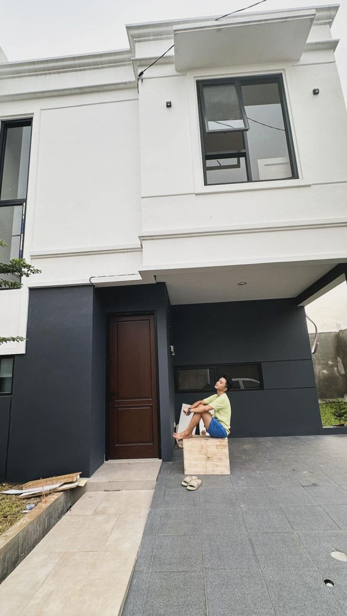 Setelah pembangunan rumah rampung, Sensen mengadakan acara syukuran.