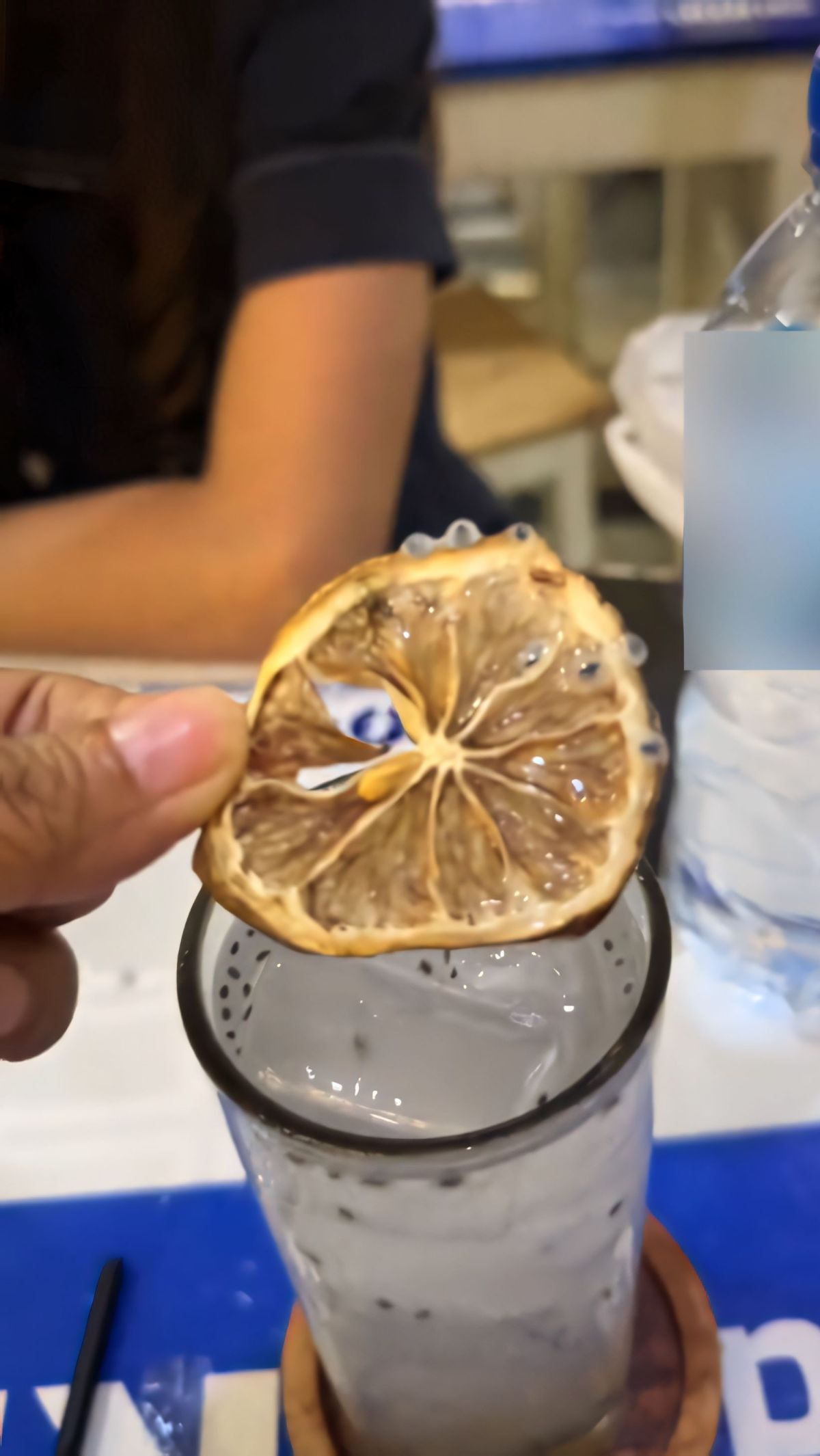 Nongkrong di Kafe Disuguhi Minuman dengan Garnish Dried Lemon, Wanita Ini Protes Dikira Diberi Jeruk Busuk, Auto Dirujak Netizen