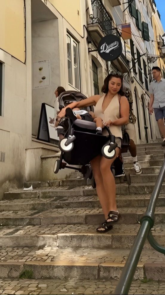 8 Potret Strong Mama Jen Bachdim Santai Angkut Balita Jelajah Portugal yang Penuh Tangga