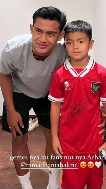 Magika ternyata begitu mengidolakan Pratama Arhan, hingga minta foto bersama.