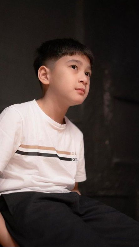 Rafatahar sendiri kini sudah berusia 8 tahun. Bukan rahasia umum jika ia memiliki paras tuan muda banget.