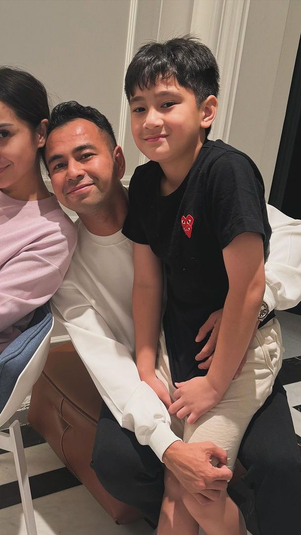Meski kerap menunjukkan pose flat face, Rafathar sering sekali banjir pujian netizen.