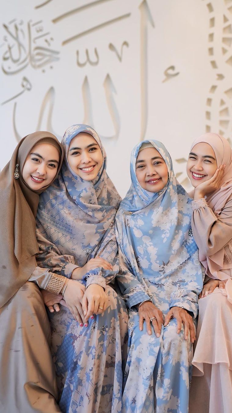 Dapat Hadiah Mewah, 7 Potret Ulang Tahun ke-60 Ibunda Ria Ricis
