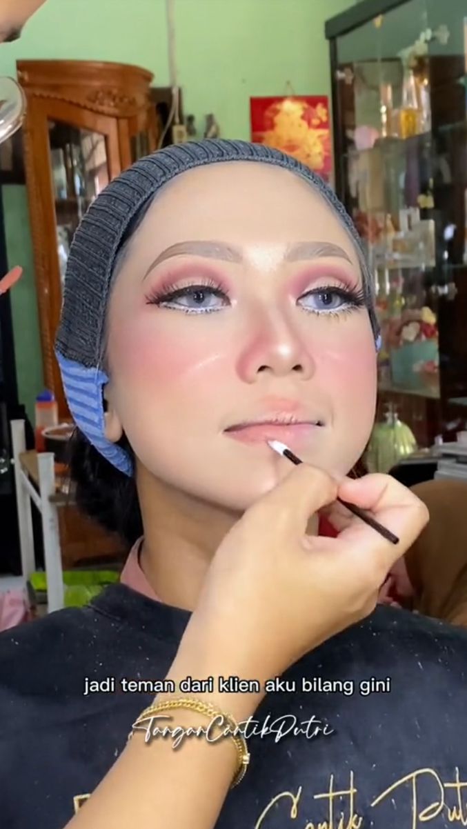 MUA Diledek Teman Klien Karena Pakai Lipstik Rp10 Ribuan