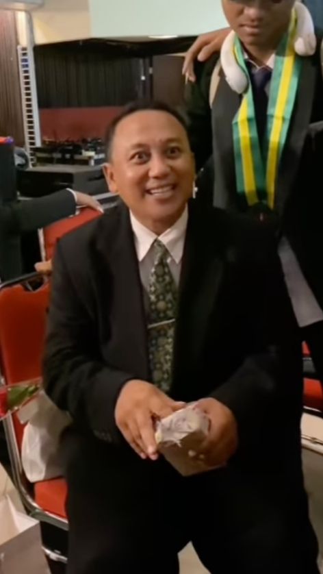 Harunya Wali Kelas Dapat Ponsel dari Murid di Acara Kelulusan, HP Lamanya Ternyata Sudah Retak