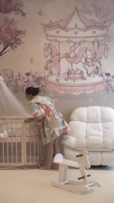 Kamar Kyarra begitu mewah lengkap dengan baby crib, ada sofa dan kuda goyang.