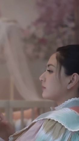 Dinding kamar itu memang dihias full gambar agar terkesan cantik.
