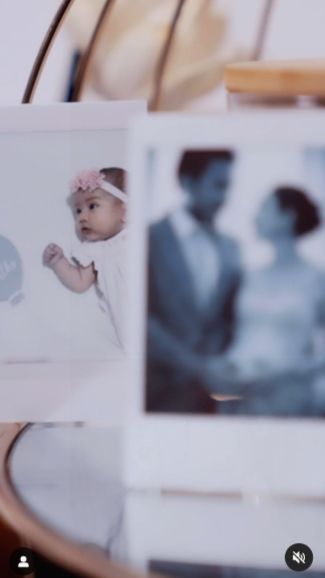 Ada pula foto baby Kyarra dan kedua orangtuanya yang menambah kesan manis.