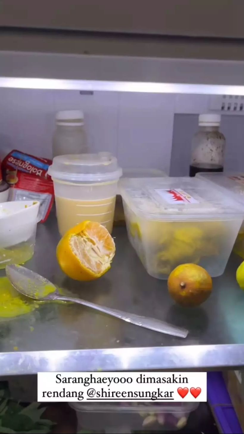 Bahkan, ada tumpahan sayur kuning dengan sendol yang dibiarkan tergelatak.