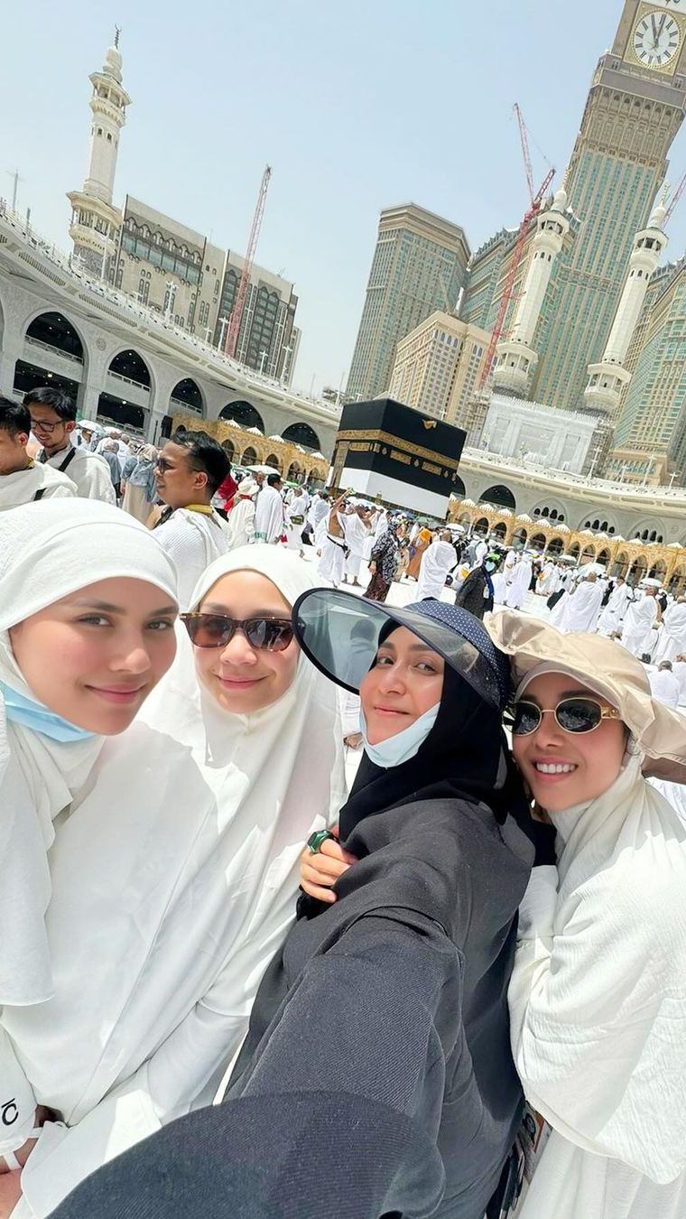 Caca dan Nisya semakin kece dengan topi untuk menghindari panas matahari yang terika.