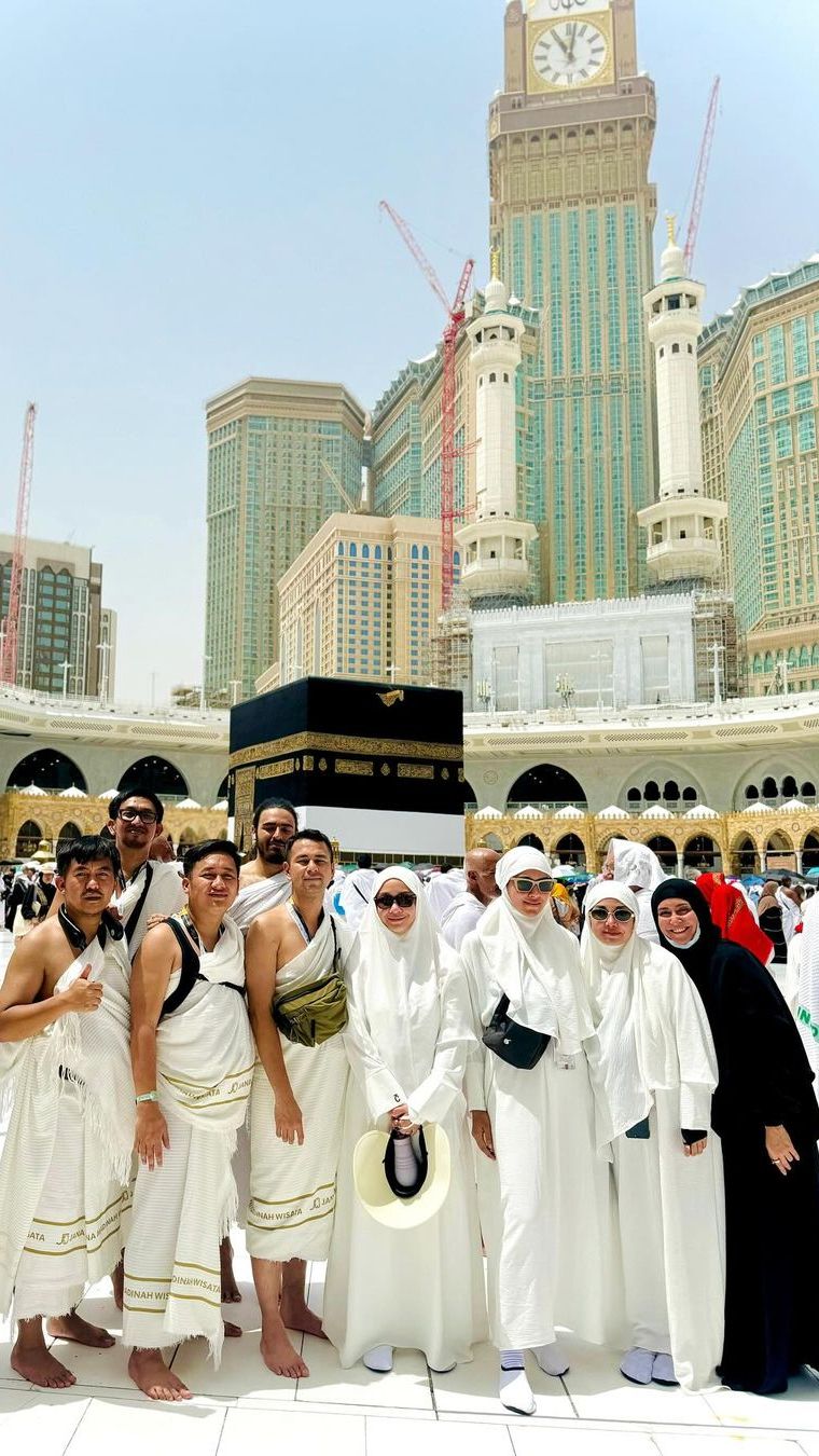 Terlihat Syahnaz menyempurnakan penampilannya dengan tas hitam.
