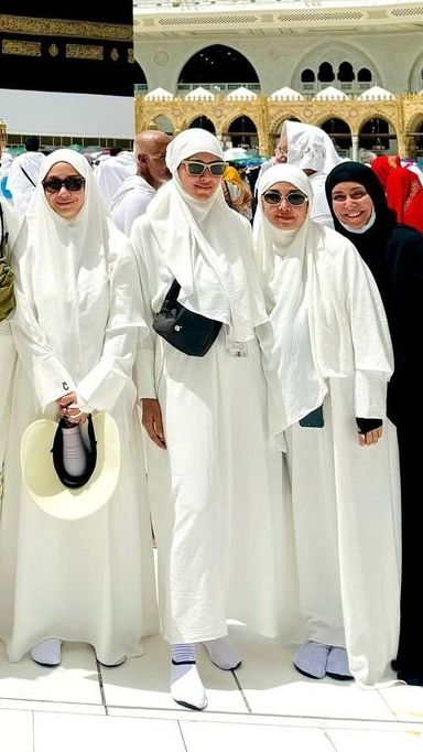 8 Adu Gaya Nagita Slavina, Caca Tengker, Nisya, & Syahnaz Saat Ibadah Haji, Wajah Natural Disorot