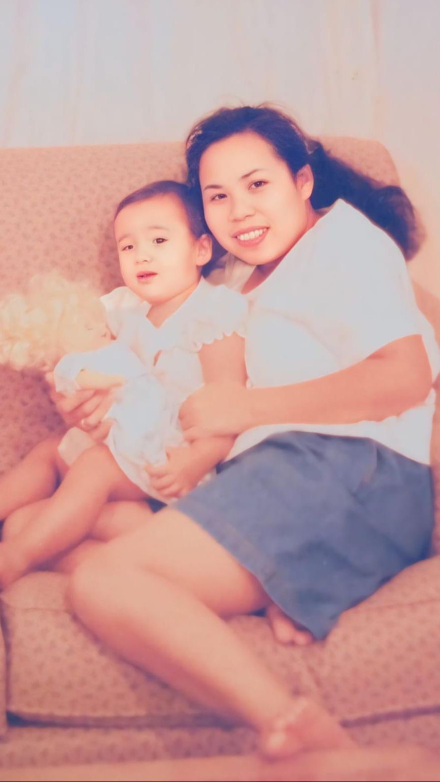 Gadis Kecil Bersama Ibunya Ini Sekarang Jadi Artis Terkenal dan Sedang Hamil Anak Pertama, Coba Tebak?