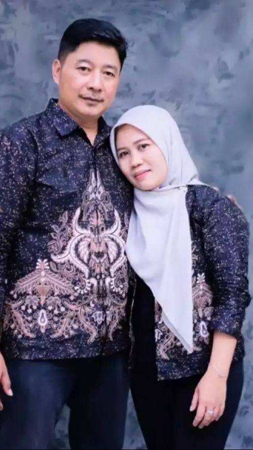 8 Potret Suami Sus Rini Jadi Sorotan, Dipuji Tampan & Punya Vibes Pejabat, Mirip Pasha Ungu