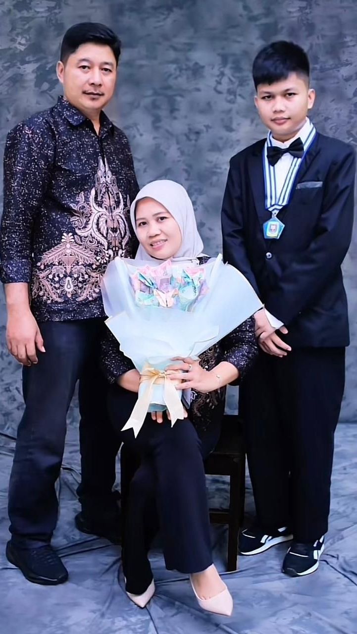 Baru-baru ini, Sus Rini pulang kampung untuk menghadiri wisuda putranya.